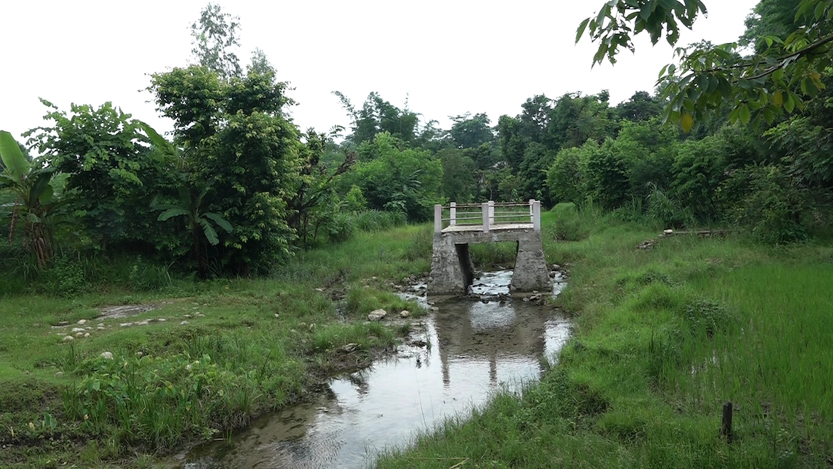 कञ्चनपुरको कृष्णपुर नगरपालिका ४ को जहरी खोलामा बनेको कल्भर्ट। दुवैतिर बाटो नभएको ठाउँमा कल्भर्ट बनाइएको छ।अहिले यो कल्भर्ट सामाजिक संजालमा भाइरल बनेको छ। तस्विर : सविता बुढा